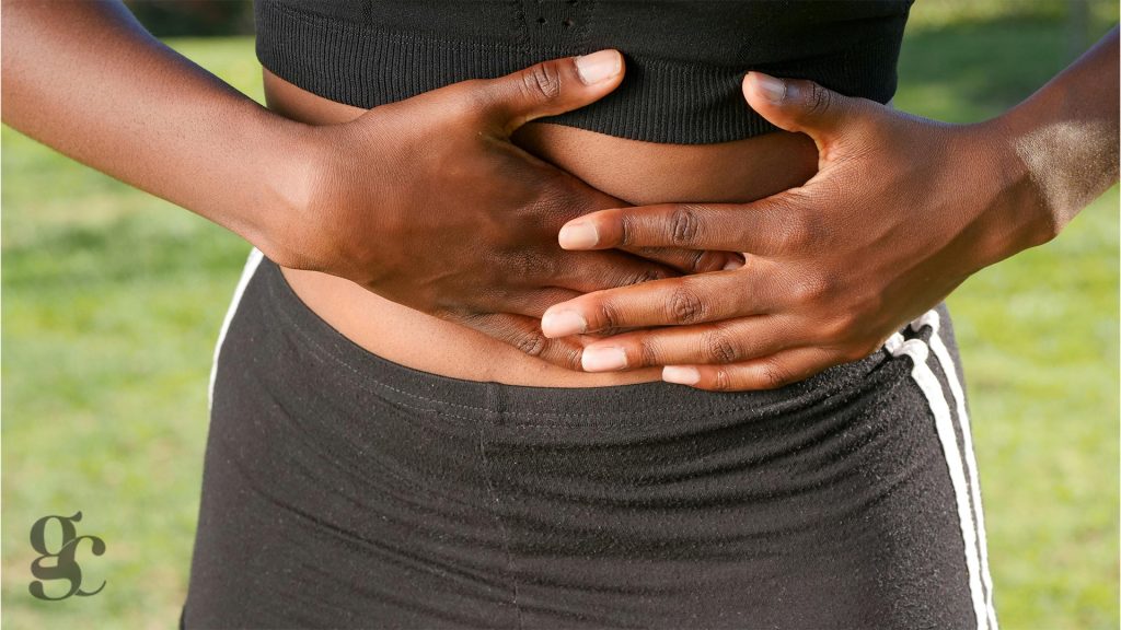 Enfant illustrant douleur abdominale localisée en fosse iliaque droite lors de crise appendicite