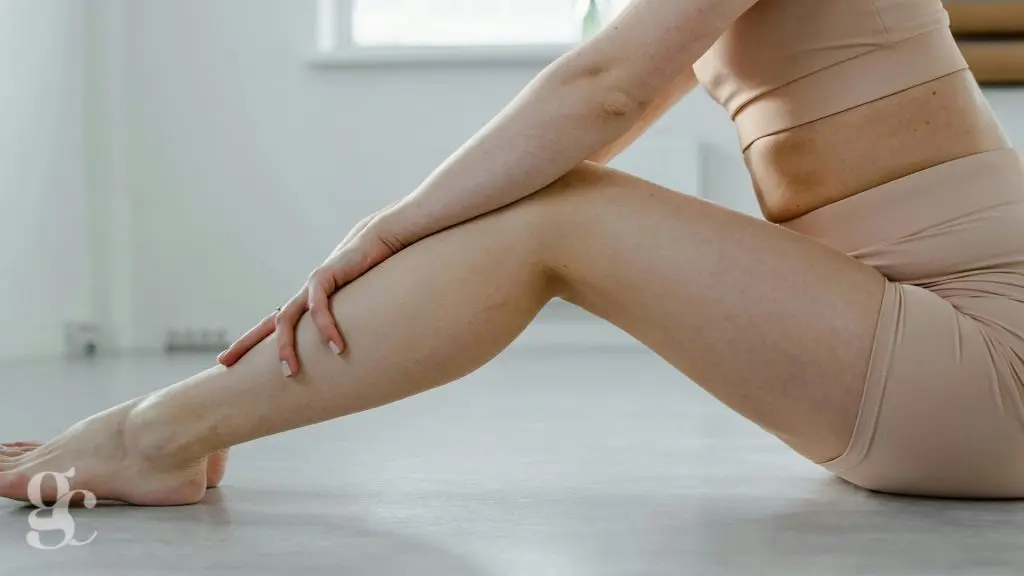 Personne tenant sa jambe pour illustrer l’évaluation de la douleur après une opération