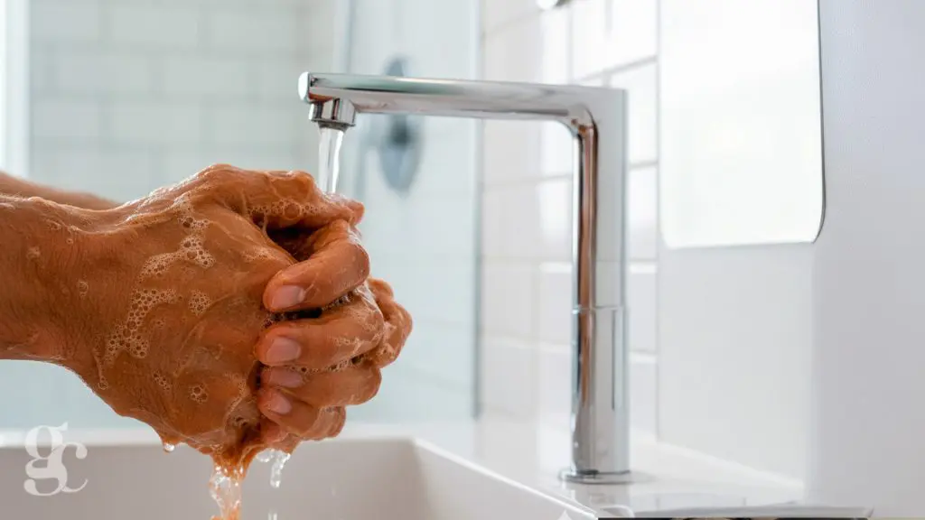 Lavage soigneux des mains avant de manipuler un pansement après une opération