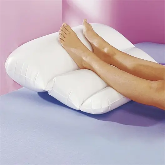 Coussin lève-jambes gonflable présenté à plat